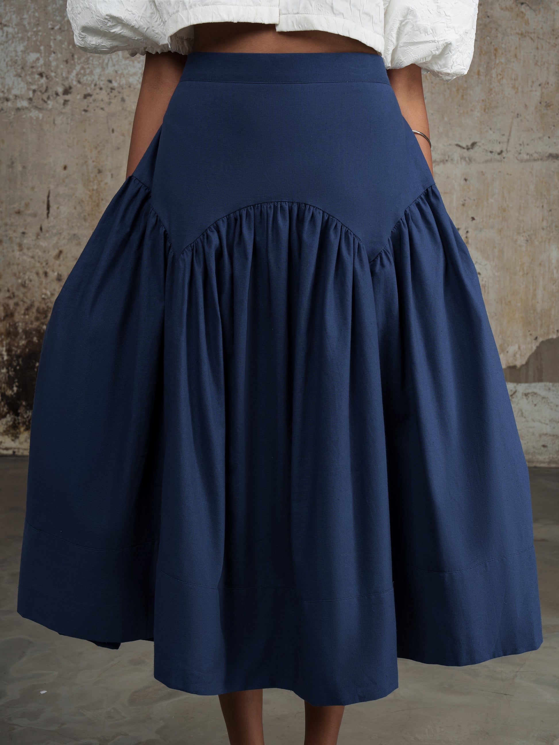 Linen Midi Skirt in navy – LAGEMMA
