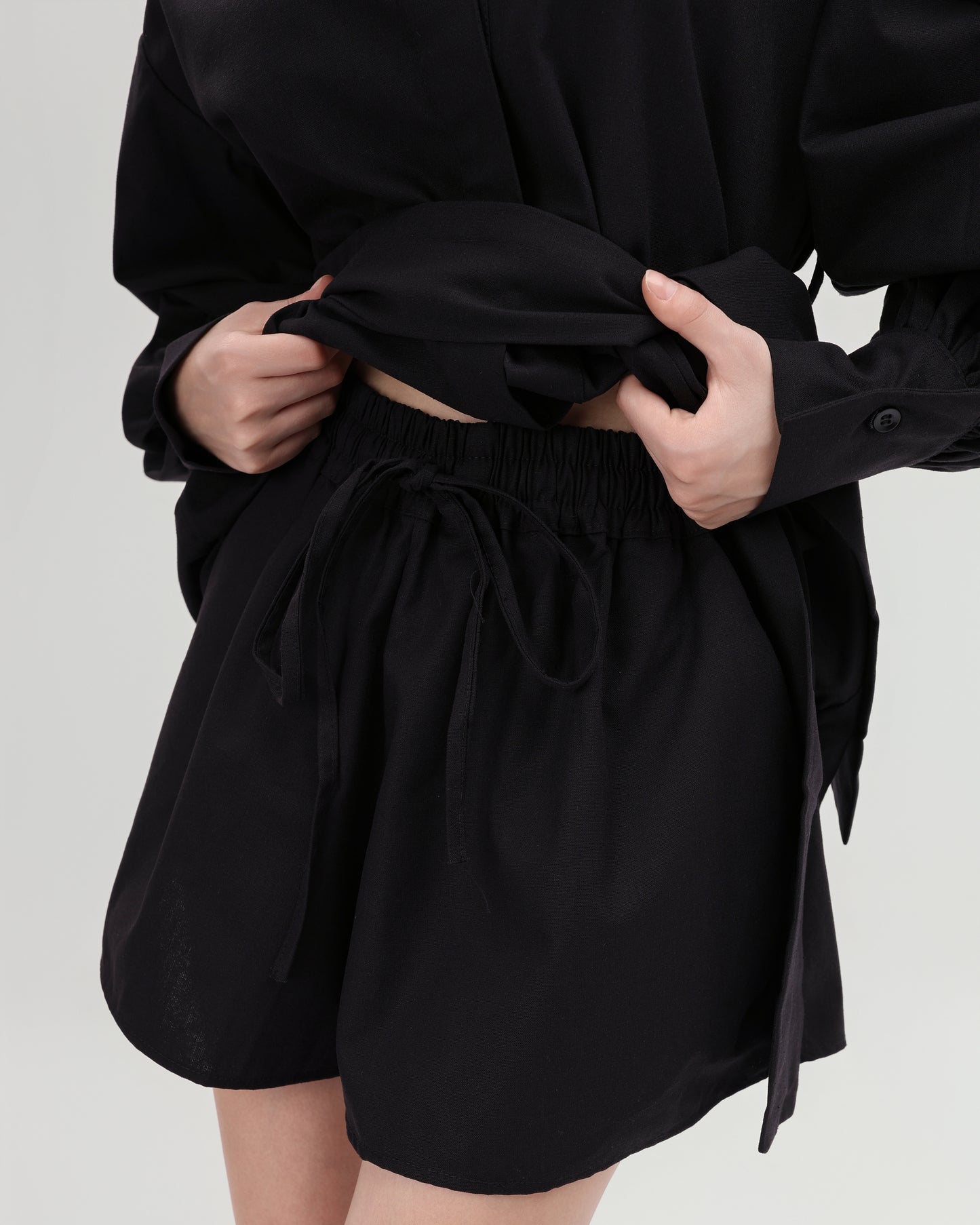 Linen Shorts in black